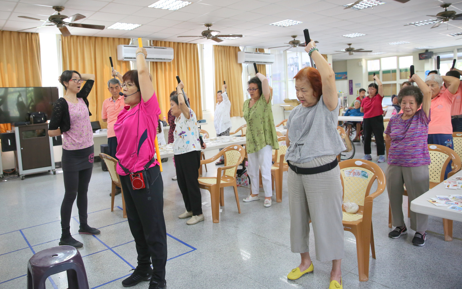 「運動舒包」讓長者們在指導老師、熱心志工及外籍看護陪伴下，可以進行各項運動，促進健康