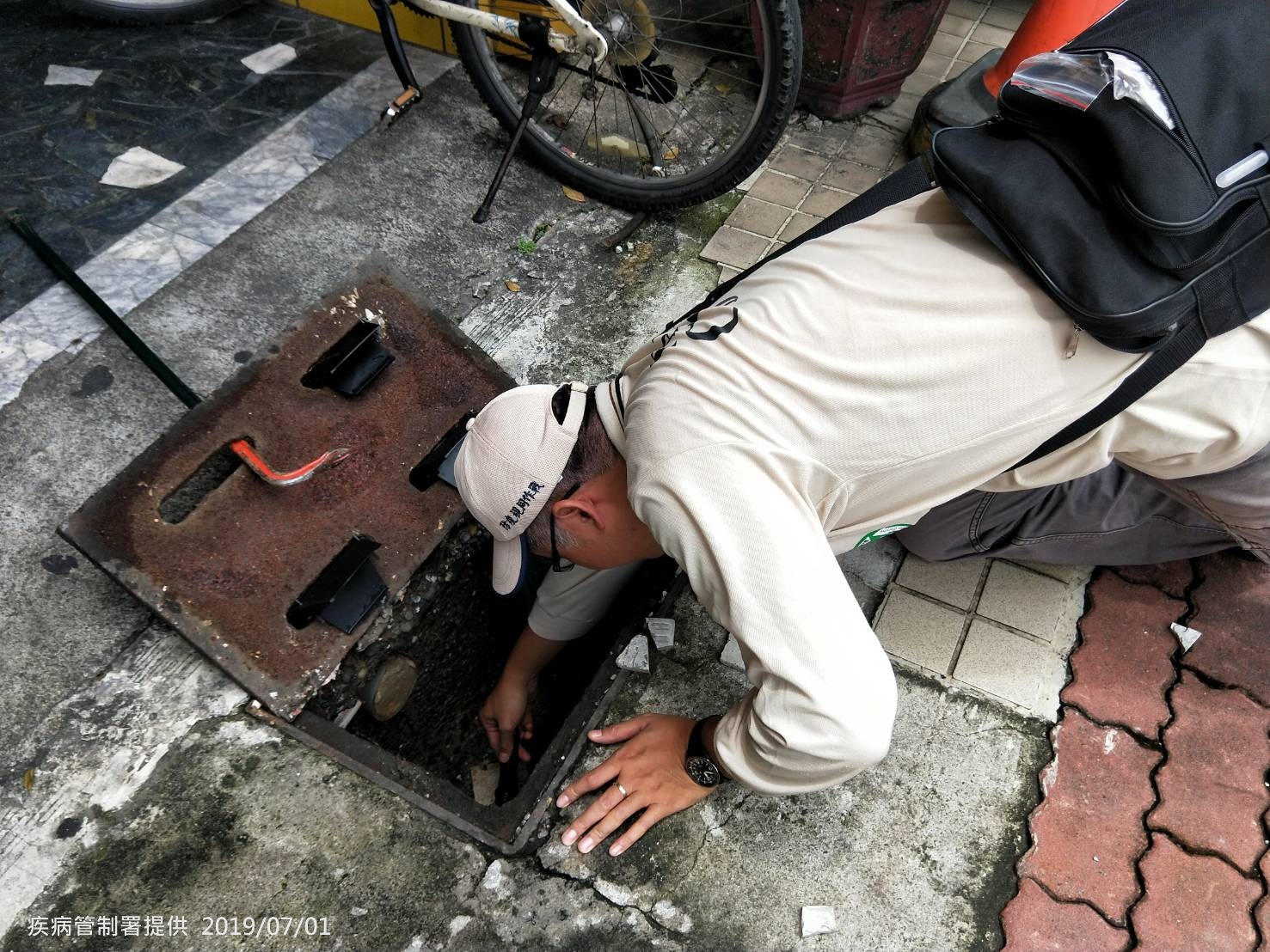 疾管署每天均會調派防疫人員協助高雄登革熱防治工作(疾管署提供) 疾管署每天均會調派防疫人員協助高雄登革熱防治工作(疾管署提供)
