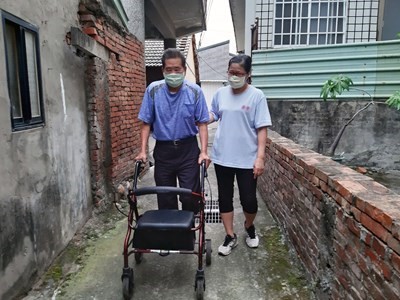 80歲王阿公，使用「帶輪助步車」後，又可以每天串門子做喜歡的事