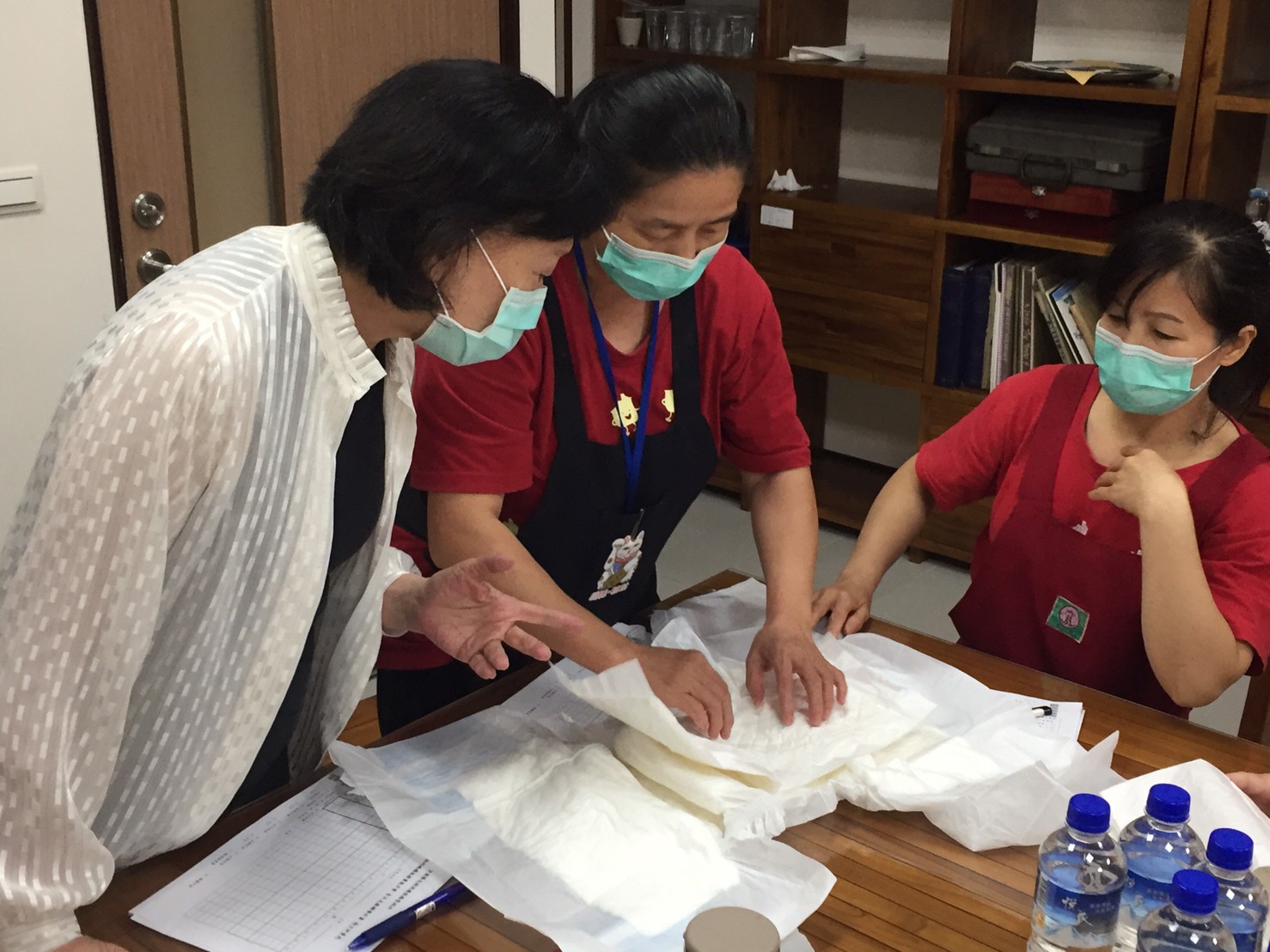 黃惠璣委員指導機構尿布正確的使用方式