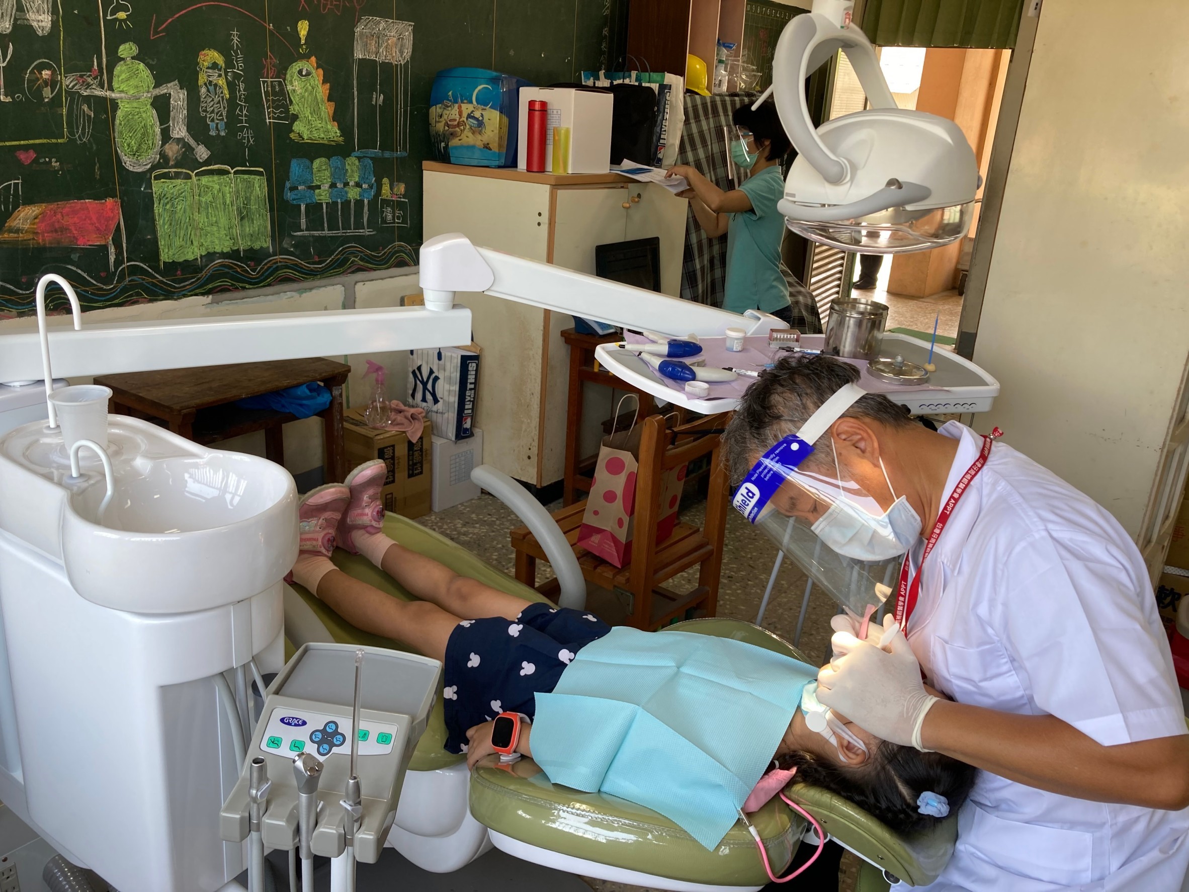 圖4 (診療椅設置後)家傳牙醫診所王傳宗醫師為後壁國小學童做齲齒檢查